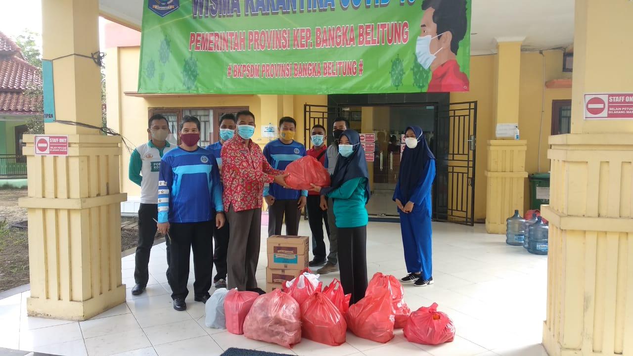 Widyaiswara BKPSDMD Babel Bersama Warga Kampung Asem Berikan Bantuan pada Pasien Covid-19