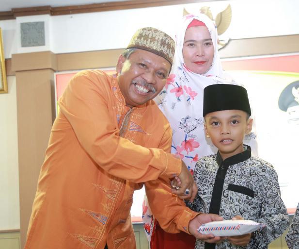 Gubernur Berikan Bonus Ke Musa Penghafal Qur’an
