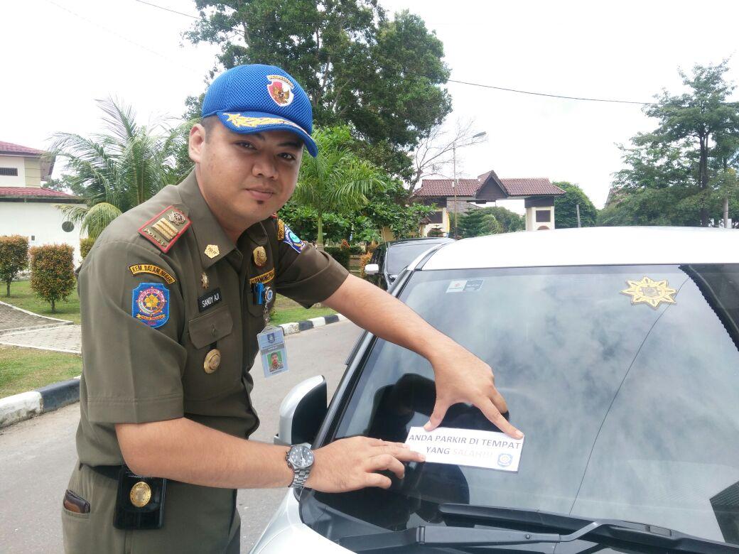 Pol PP Tertibkan Kendaraan Parkir Sembarangan Di Kantor Gubernur