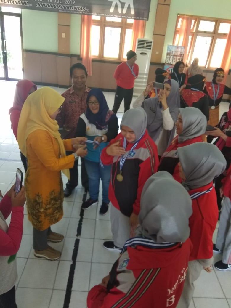 Dua Cabor Selesai, Melati dan Sahirman Kalungkan Medali