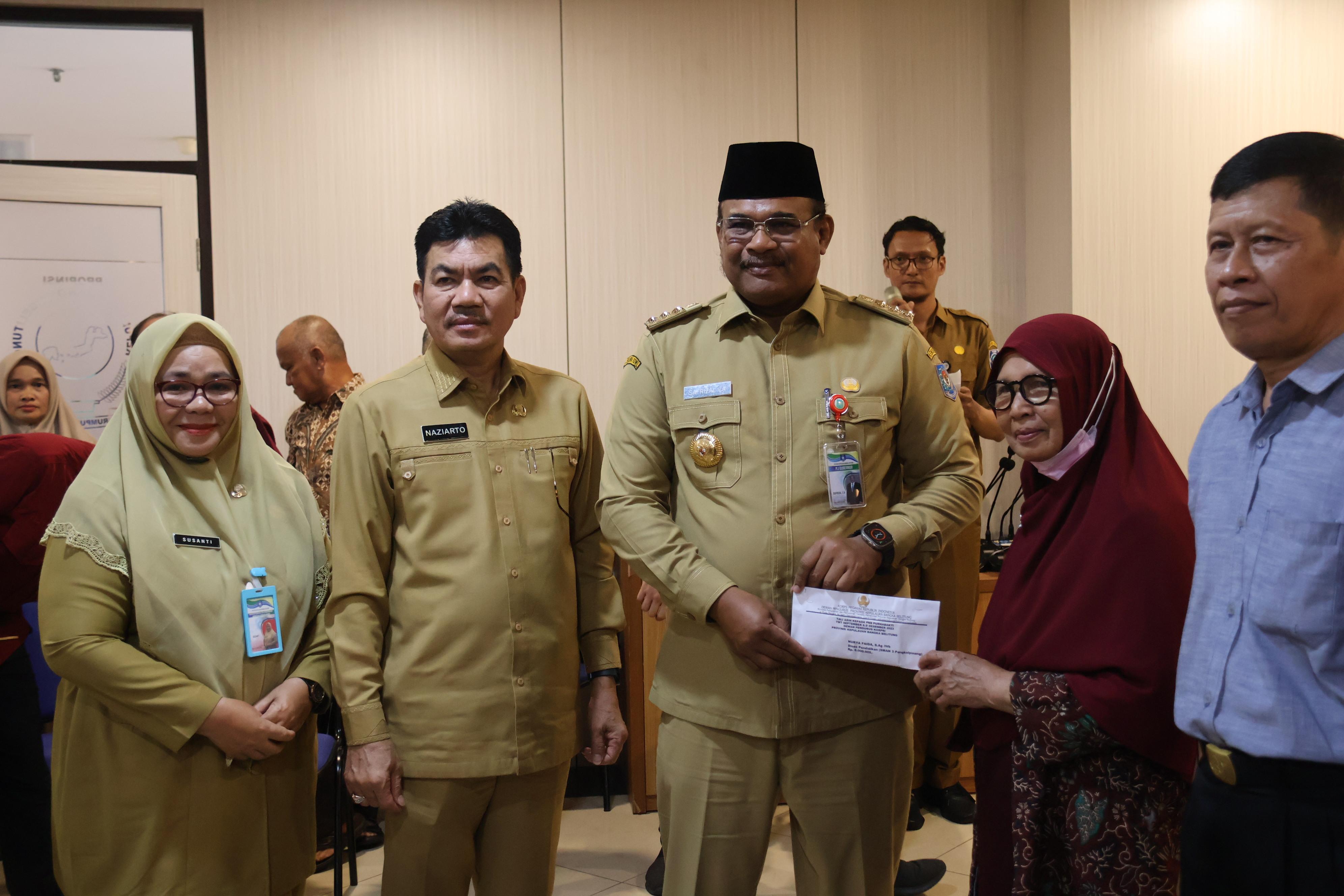 Pj Gubernur Safrizal Serahkan Tali Asih, 29 PNS Pensiunan Bisa Terapkan Program Semarak Babel