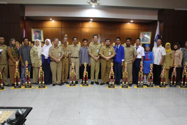 Sekda Serahkan Hadiah Pemenang Pawai & Karnaval