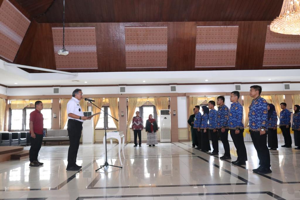 Penjabat Gubernur Babel Serahkan 53 SK PNS dan CPNS Purna Praja IPDN