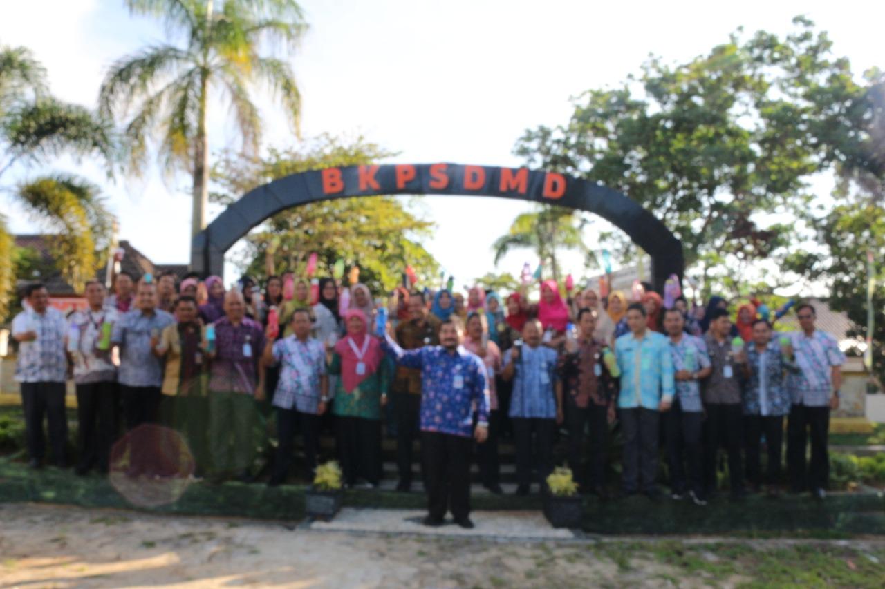 Kampanyekan Pengurangan Sampah Plastik, Seluruh Pegawai BKPSDMD Babel Kompak Bawa Botol Minum Sendiri
