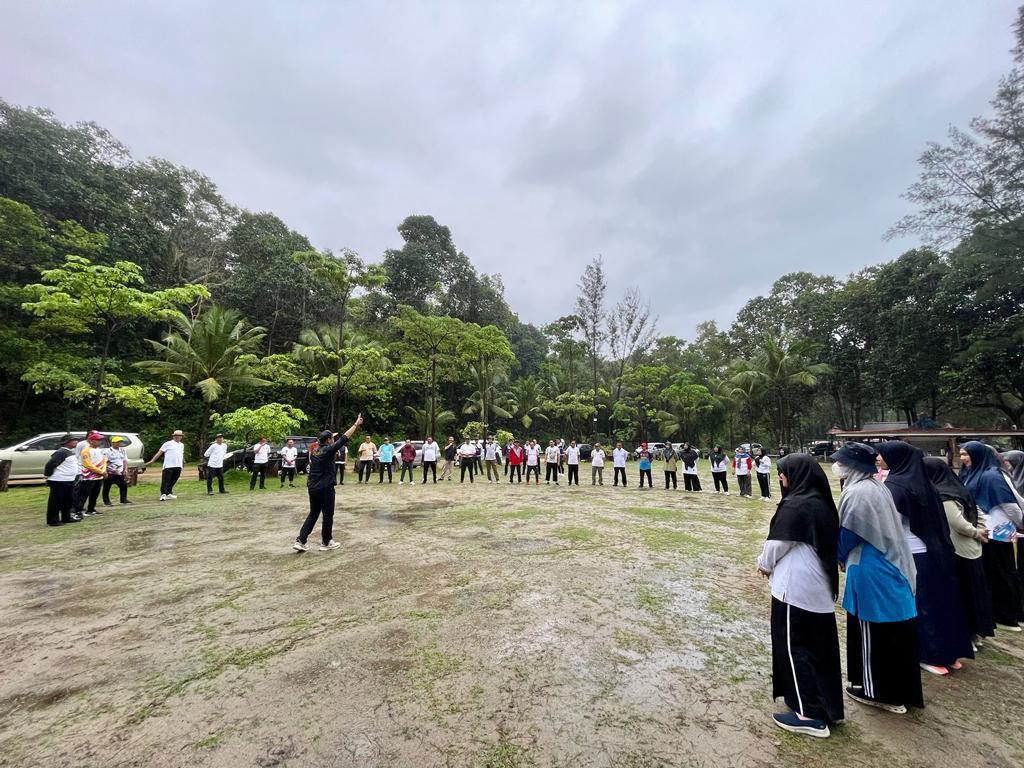 Diguyur Hujan, PNS Berprestasi Babel Tetap Nikmati Giat Outbond