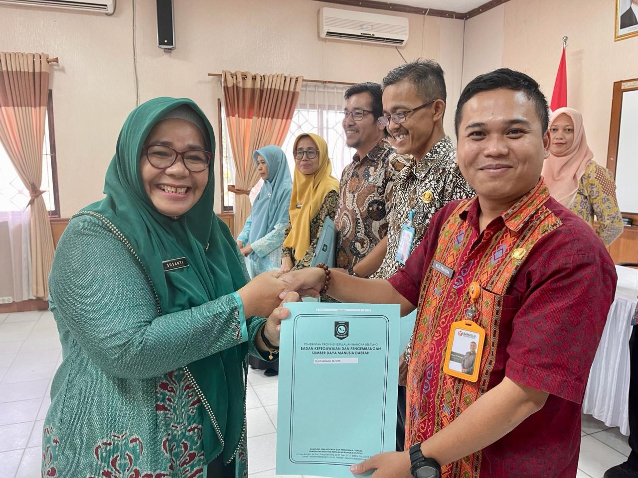 Serahkan SK Kenaikan Pangkat dan KGB, Kaban Susanti: Jadi Jalan Kebaikan bagi Orang Lain