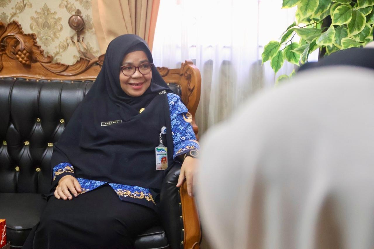 Beri Arahan Mahasiswi Magang, Bukti Bhakti kepada Orang Tua