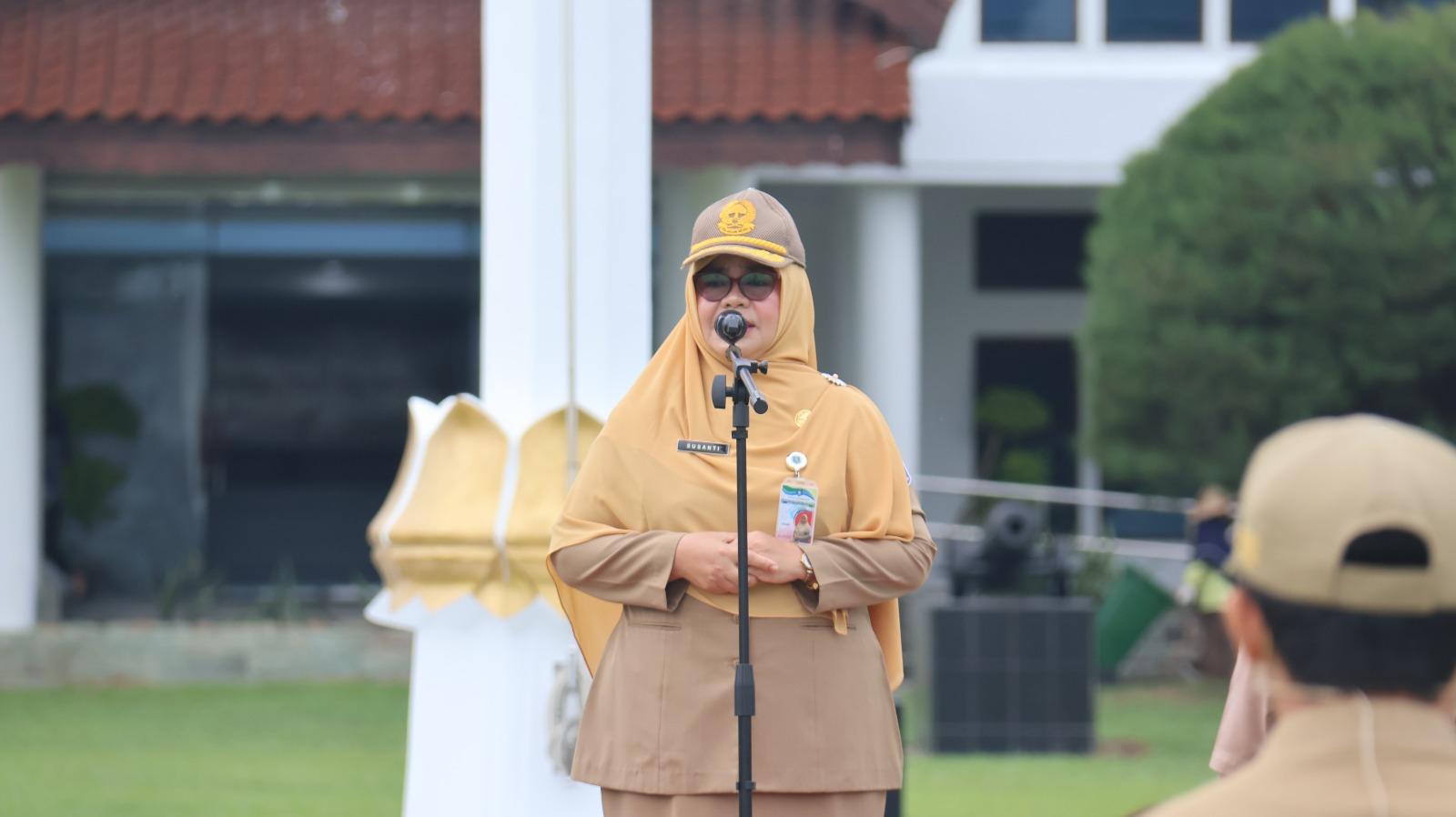 Susanti Sampaikan Informasi Kepegawaian Saat Upacara Bendera