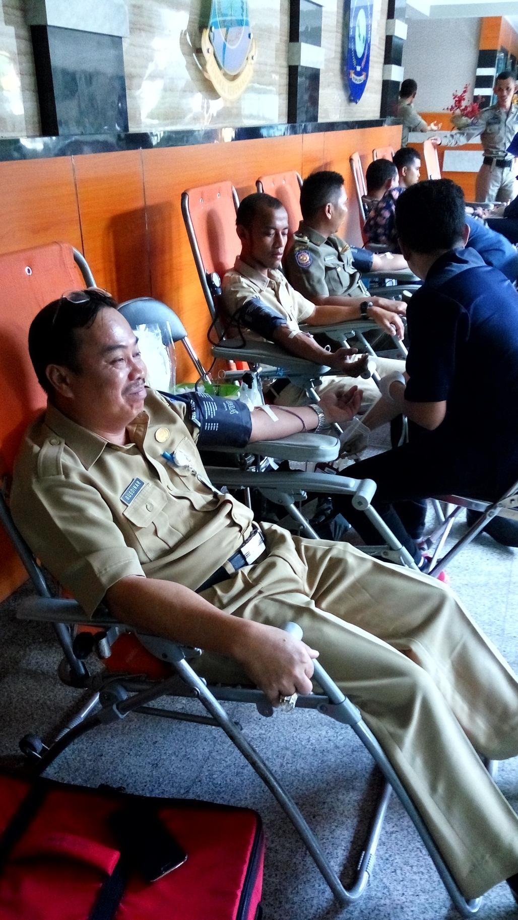 HUT SatPol PP, Asisten III Setda Pemprov Sumbangkan Darah