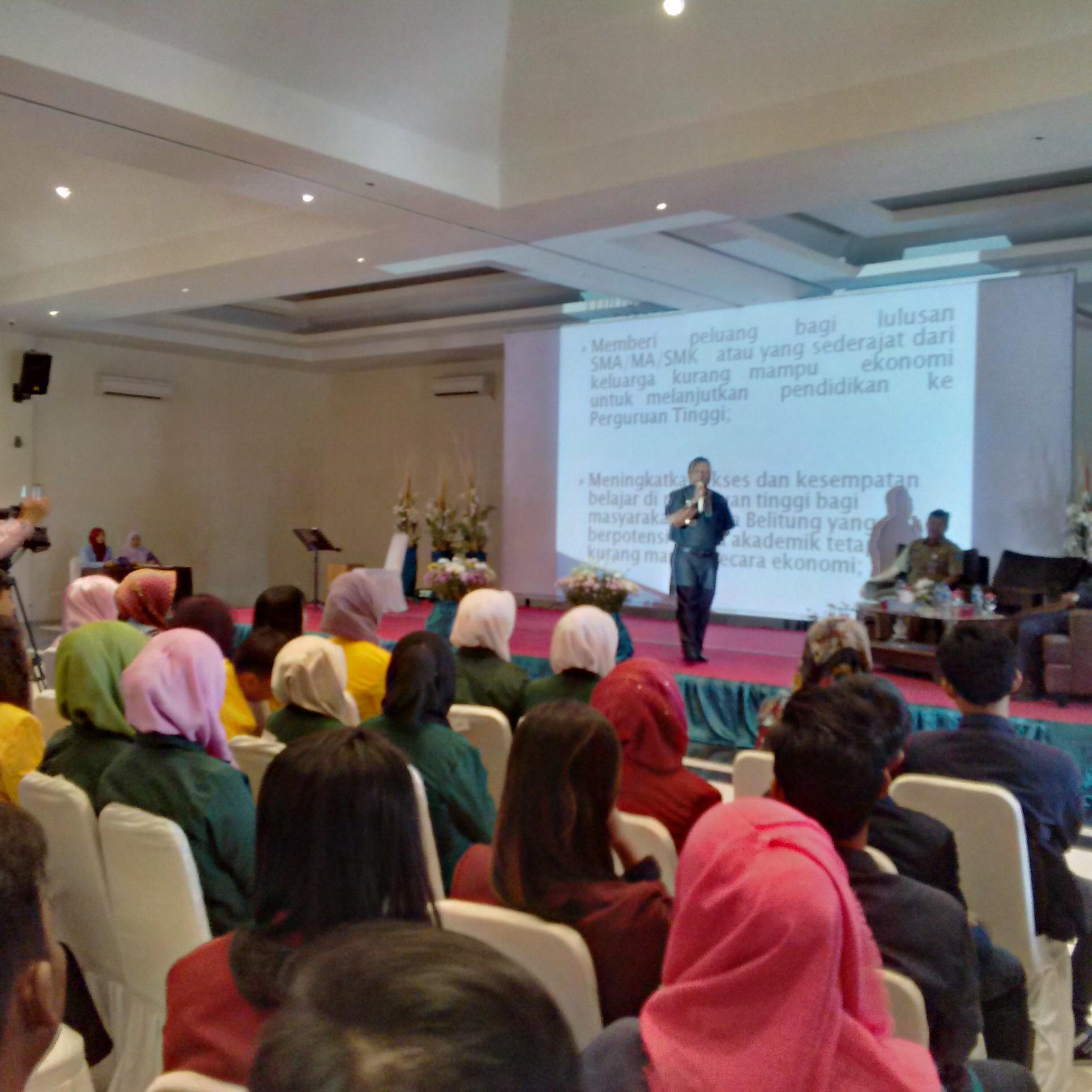 Gubernur Motivasi Mahasiswa Penerima Beasiswa