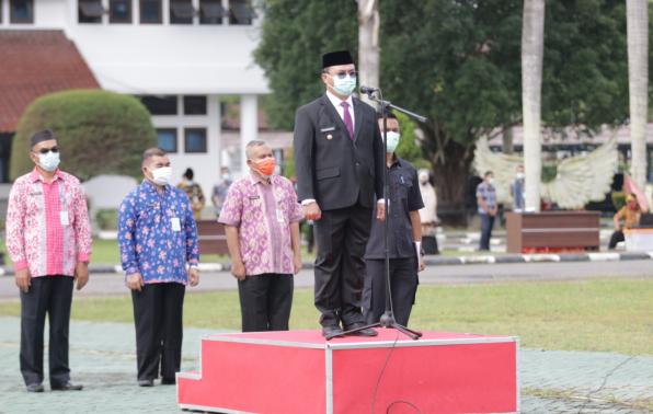 Gubernur Babel, Erzaldi Rosman saat Penyerahan SK Pengangkatan dan Penugasan CPNS Babel 2019, di halaman Kantor Gubernur Babel, Air Itam, Pangkalpinang, Kamis (7/1/2021)