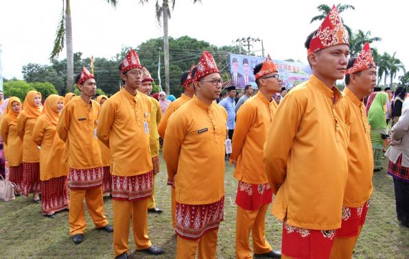 Pegawai Pemprov Babel mengenakan pakaian adat melayu saat Upacara Peringatan HUT Provinsi Babel ke-16, Senin (21/11/2016).(foto: wedius).