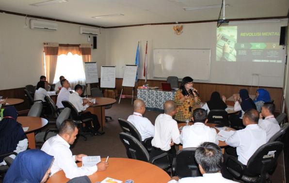 Narasumber menyampaikan materi kepada peserta diklat Revolusi Mental