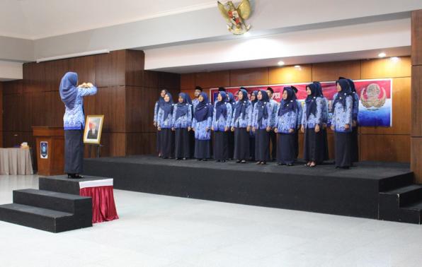 Regu Paduan Suara BKD saat tampil di depan Juri, dalam Lomba Menyanyikan Mars KORPRI, Rabu (23/11/2016).(foto: wedius).