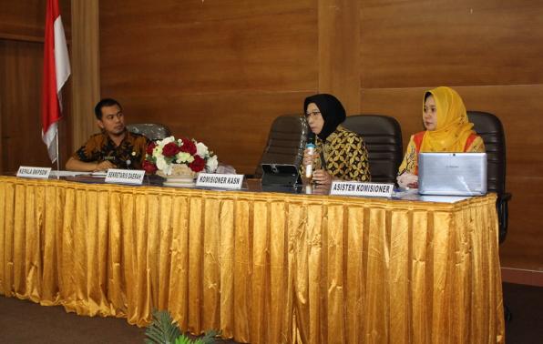 Komisioner KASN bidang Pengkajian dan Pengembangan Sistem DR. Ir. Nuraida Mokhsen, MA didampingi oleh Asisten Komisioner KASN bidang Pengkajian dan Pengembangan Sistem Septiana Dwi Putrianti saat menyampaikan paparannya. Komisioner KASN bidang Pengkajian dan Pengembangan Sistem DR. Ir. Nuraida Mokhsen, MA didampingi oleh Asisten Komisioner KASN bidang Pengkajian dan Pengembangan Sistem Septiana Dwi Putrianti saat menyampaikan paparannya.