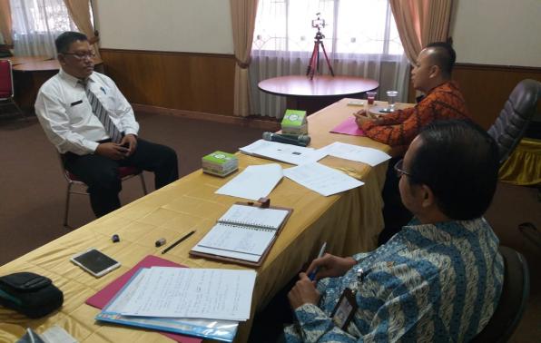Dua anggota Tim Assessment (Assessment Centre) BKPSDMD Babel, Mohamad Iqbalsyah, Kepala Bidang Pengembangan SDM (batik biru) dan M. Rudy Irawan, Analis Kepegawaian Madya (batik oranye) sedang melakukan wawancara kepada salah satu asesi.