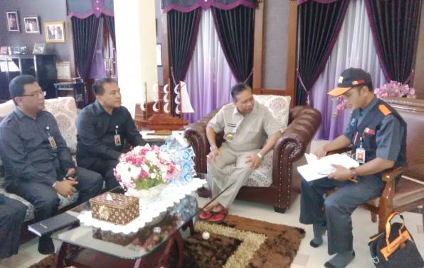 Gubernur H. Rustam Effendi, SE, saat menjawab pertanyaan dari petugas Sensus Ekonomi (SE), di kediaman dinasnya, Senin (2/5/2016).