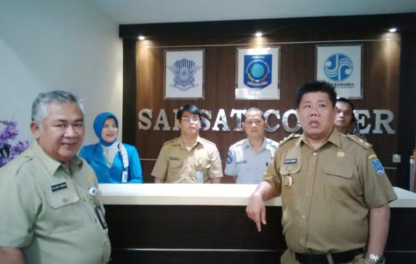 Wagub Hidayat Arsani didampingi Kepala DPPKAD Babel saat memantau aktivitas di Samsat Corner di BTC Pangkalpinang, Senin (3/10/2016).(foto: rell).
