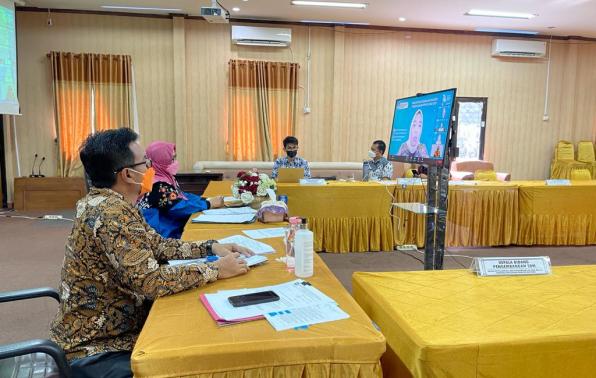 Ibu Susanti (Ka. BKPSDMD Bangka Belitung) bersama Bidang Pengadaan, Pemberhentian, Informasi Kepegawaian dan Kompetensi ASN mengikuti zoom meeting Rakor Pengadaan Seleksi Pengadaan Guru Tahun 2021 di Aula Natar Praja BKPSDMD Bangka Belitung, Air Itam, Pangkalpinang, Kamis (5/8/2021).