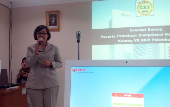 Tim IT BKN menyampaikan Materi dalam Kegiatan Pelatihan Kompetensi Kepegawaian.(foto: erisco).