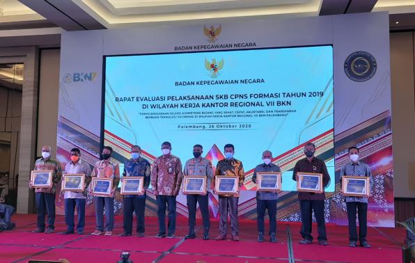 Naziarto, Sekda Babel saat menerima penghargaan Pelaksanaan Seleksi CPNS Formasi Tahun 2019 dari BKN, di Wyndham Opi Hotel, Palembang, Senin (26/10/2020).