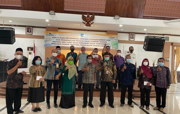 Wagub Kepulauan Bangka Belitung, Abdul Fatah bersama para peserta Pembekalan PNS Purnabhakti dan Pra Purnabhakti di Gedung Mahligai Rumah Dinas Gubernur Kepulauan Bangka Belitung, Kamis (19/8/2021).