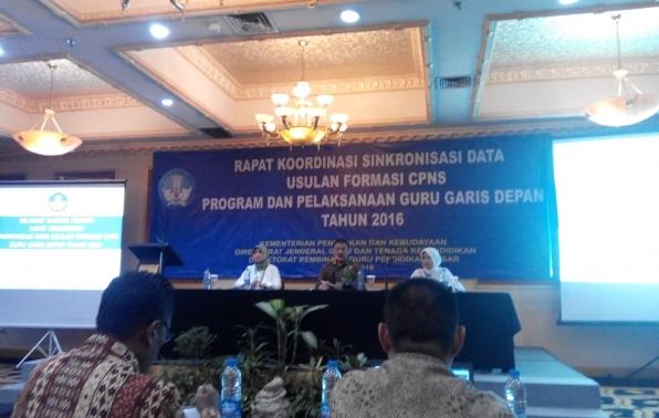 Direktur Jenderal Guru dan Tenaga Kependidikan didampingi oleh Direktur Pembinaan Guru Dikdas dan Kepala Biro Kepegawaian Sekretariat Jenderal Membuka Rapat Koordinasi Sinkronisasi Data Usulan Formasi CPNS Guru Garis Depan (GGD) Tahun 2016.(foto: erisco).