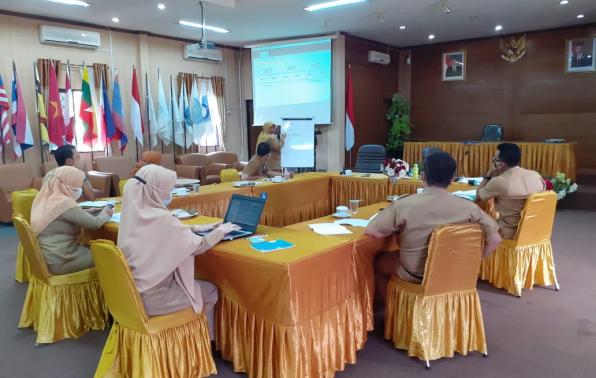 Sekretaris BKPSDMD Babel, Umi Kalsum memimpin rapat pembahasan Sistem Merit BKPSDMD Babel, di Aula Natar Praja BKPSDMD Babel, Air Itam, Pangkalpinang, Selasa (23/3/2021)