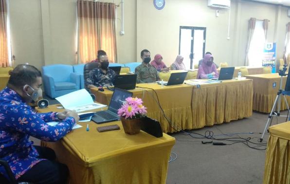 Sahirman, Kepala BKPSDMD Babel beserta Tim SAKIP dan RB BKPSDMD Babel sedang mengikuti Rapat Evaluasi Akuntabilitas Kinerja Tahun 2020 bersama Tim Evaluator Kemenpanrb secara daring, dari Aula Natar Praja BKPSDMD Babel, Air Itam, Pangkalpinang, Kamis (27/8/2020).