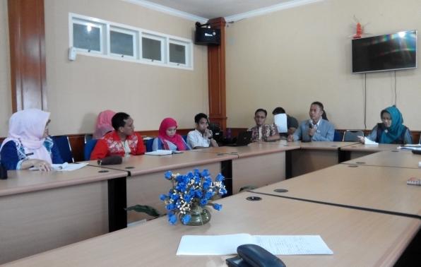 Perwakilan Dinkes, BKD, Biro Organisasi, dan Asosiasi Tenaga Kesehatan disaat menggelar rapat.(foto: erisco).