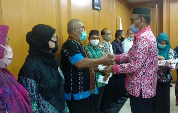 Darlan, Asisten Bidang Administrasi Umum Setda Babel selaku Wakil Ketua II KORPRI Babel saat pemberian Tali Asih kepada para PNS yang memasuki masa Purnabhakti, di Ruang Tanjung Pesona lantai 1 Kantor Gubernur Babel, Air Itam, Pangkalpinang, Kamis (10/12/2020).