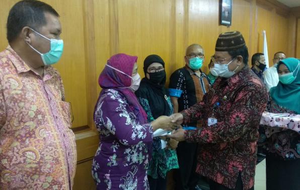 Maskupal Bakri, Ketua Bidang Perlindungan dan Bantuan Hukum KORPRI Babel memberikan Tali Asih