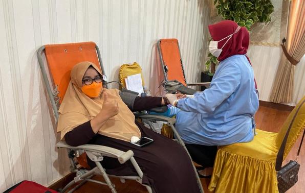 Ibu Susanti (Ka. BKPSDMD Babel) pada kegiatan aksi donor darah, di gedung diklat BKPSDMD Babel, Air Itam, Pangkalpinang, Jum’at (9/7/2021).