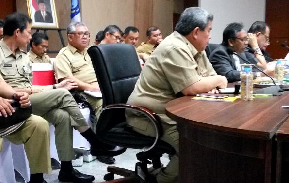 Gubernur Babel, H. Rustam Effendi saat memimpin Rakor dengan Bupati/Walikota terkait P3D.(foto: wahyono).