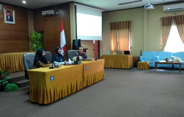 Umi Kalsum, Sekretaris BKPSDMD Babel saat membuka sosialisasi dari Kantor Bahasa Kepulauan Bangka Belitung, di Aula Natar Praja BKPSDMD Babel, Air Itam, Pangkalpinang, Rabu (11/3).