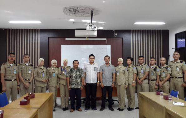 Kepala Sub Bidang Pengembangan Karir BKD Provinsi Babel, Irsan Saputra, S.STP., M.Si foto bersama Praja IPDN Babel disela-sela monitoring dan evaluasi di Kampus IPDN Celandak, Jakarta Selatan.(foto: david).