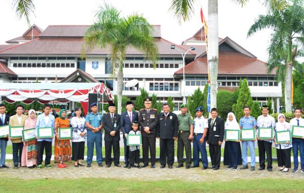 Sekda Pemprov Babel foto bersama dengan Pejabat Unsur Forkopimda, peraih penghargaan siswa peraih nilai UN tertinggi Tahun Pelajaran 2015/2016, serta peraih Penghargaan bagi siswa/guru/pelatih se-Provinsi Kepulauan Bangka Belitung yang berprestasi di tingkat Nasional maupun Internasional.(foto: wedius).