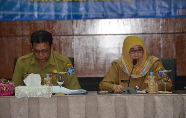 Staf Ahli Gubernur Babel, Bidang SDM dan Sosial Kemasyarakatan, Dr. Syafitri, SE., M.Si didampingi Kepala Biro Organisasi Setda Pemprov Babel, Hartono, saat memberikan sambutan pada Rakornis Organisasi Perangkat Daerah se-Provinsi Kepulauan Bangka Belitung, Senin (9/5/2016).(foto: rell).