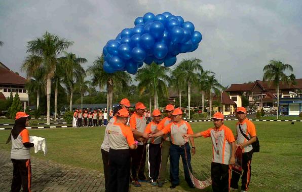 Asisten Bidang Administrasi Umum Setda Pemprov Babel, Drs. H. Sahirman, M.Si bersama Kepala BPS dan Pejabat dari Unusr Forkopimda Babel melepas balon saat digelarnya Apel Siaga Sensus Ekonomi tahun 2016 di halaman Kantor Gubernur Babel, Jumat (18/3/2016). (foto: rell).