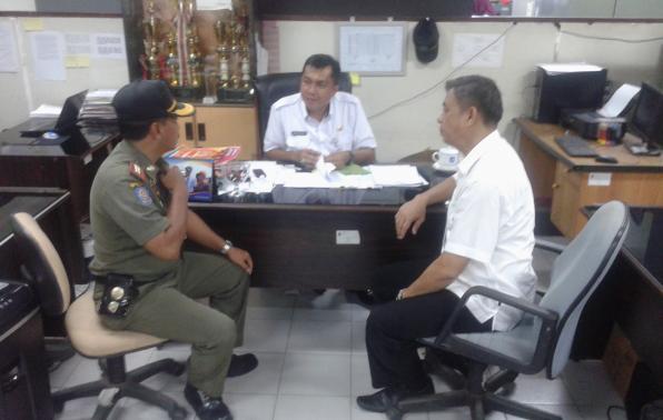 Tim yang terdiri dari Dinas Kesehatan dan Sat Pol PP Provinsi Kepulauan Bangka Belitung (Babel), saat melakukan monitoring tentang penerapan Perda KTR di ruangan Biro Umum dan Perlengkapan Setda Babel.(foto: rusmini).