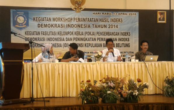 Narasumber Syarif Hidayat, PhD selaku Dewan Ahli IDI Pusat, Dr.Ibrahim Dekan Fisip UBB, Julianti, M.Si Kabid pada Bappeda dan dipandu Yuhanis,S.Pd Sekretaris Kesbangpol, saat pemaparan materi. (foto Drs.Wahyono)
